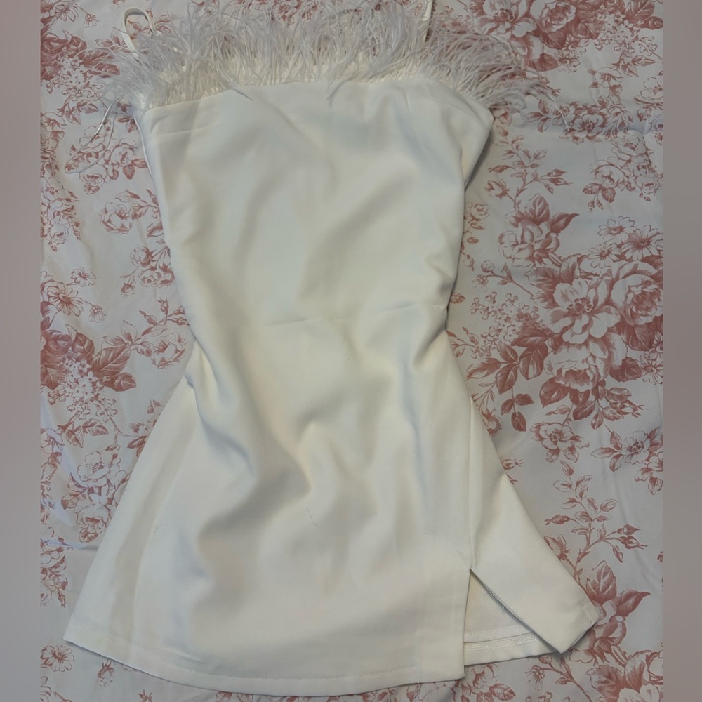 Chic White Feather-Trimmed Mini Dress